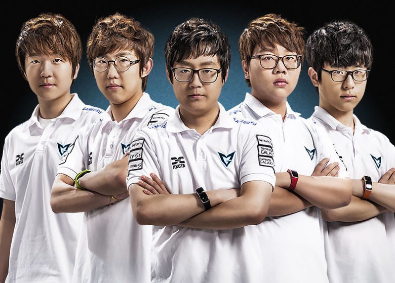 【不思議】プロゲーマーが腕を組んでいる理由、未だ解明されず