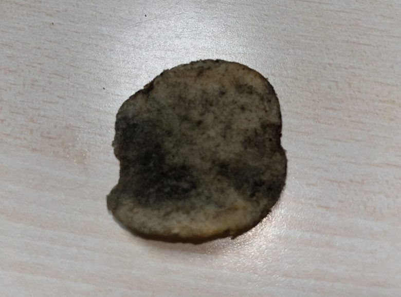 【朗報】本日発売のスプラ仕様イカスミコンソメパンチが想像の3倍以上黒い ※味はそのまま